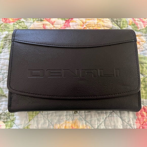 Owner’s Manual for a 2017 GMC SIERRA DENALI - Picture 7 of 9